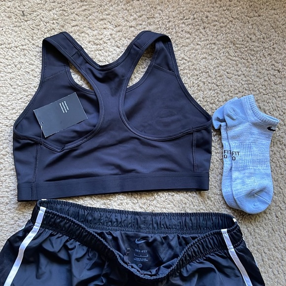 FINAL PRICE! Nike 🔥 Tempo Shorts, Nike DriFit Sport Bra  FREE Nike socks Bundle - Picture 4 of 6